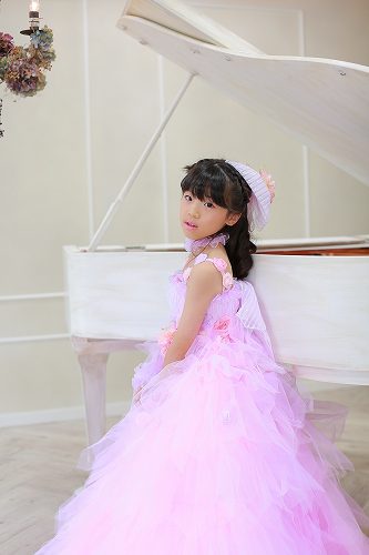 ピアノ　ピンクのドレス