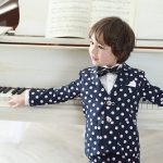 白いグランドピアノを使って撮影ができる写真館です